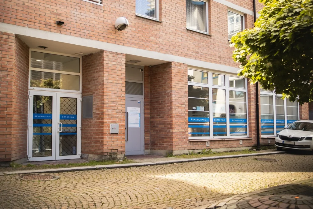 Ambulance neurologie klinika Movela najdete v budově naproti vchodu do ZUŠ