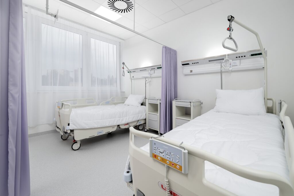Moderně vybavená lůžka na klinice Movela
