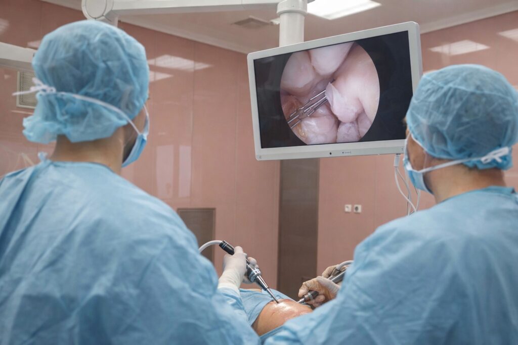 Artroskopická operace je miniinvazivní zákrok kloubu přes malé řezy. Lékař při ní vidí kloub na kameře a může cíleně ošetřit problém s menší zátěží a rychlejší rekonvalescencí.