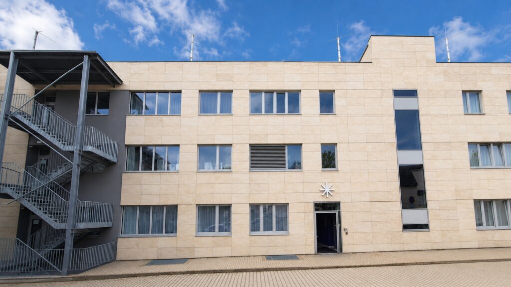 Vstup do budovy Movela od parkoviště OSSZ